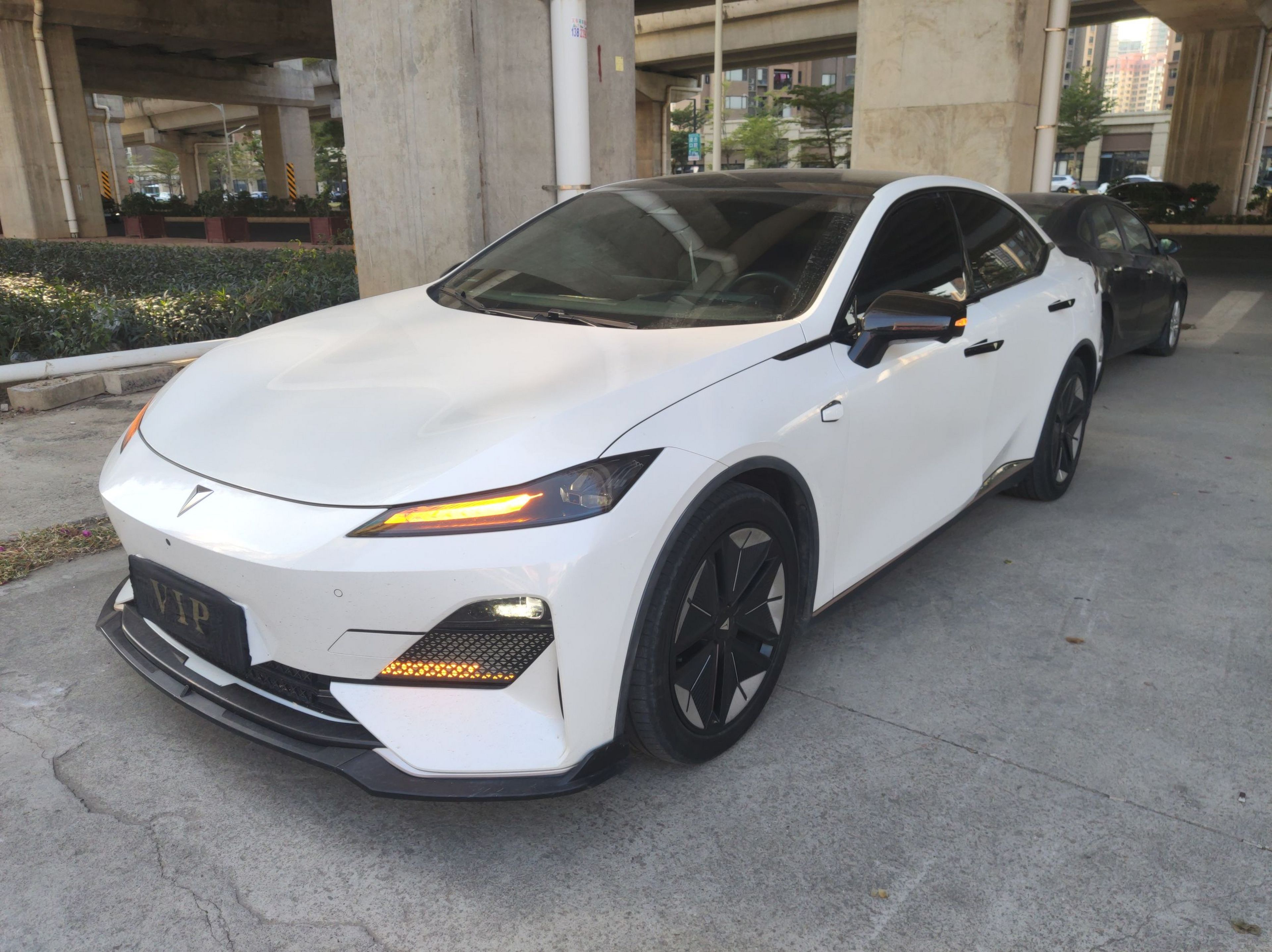 Под передней частью автомобиля