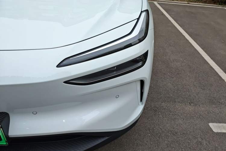 Used ONVO L60 2025 Model—60 kWh Rear-Wheel-Drive Version Left Front Headlight