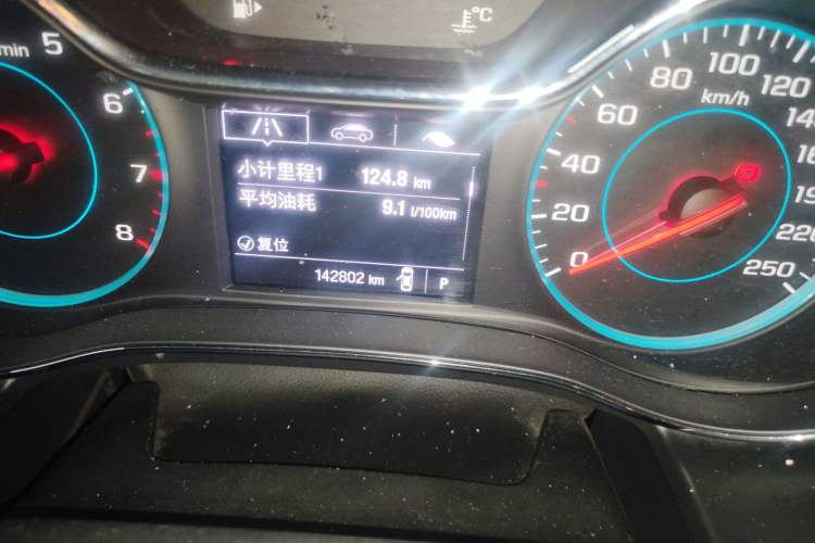 Used Chevrolet Cruze 2015 1.4T DCG Luxury Edition Odometer Close Up