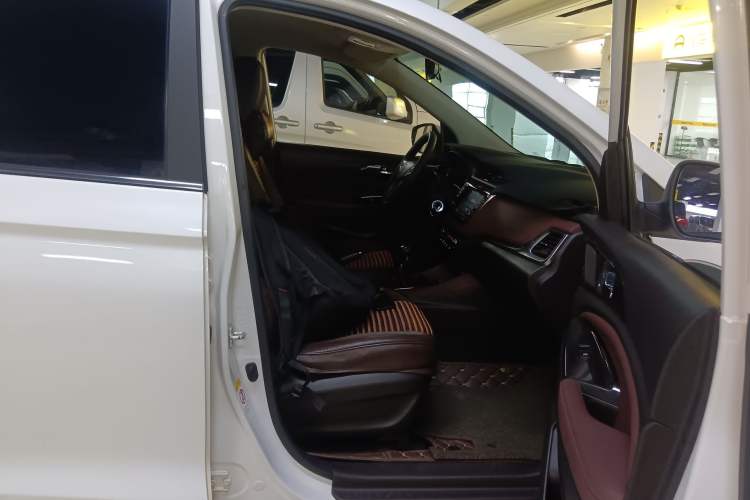 Used Changan Lingxuan 2017 1.5T Manual Joyful & Happy Model
