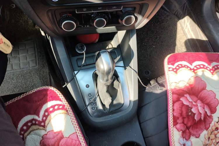 Used Volkswagen Sagitar 2014 1.6L Automatic Comfort Model Gear Lever