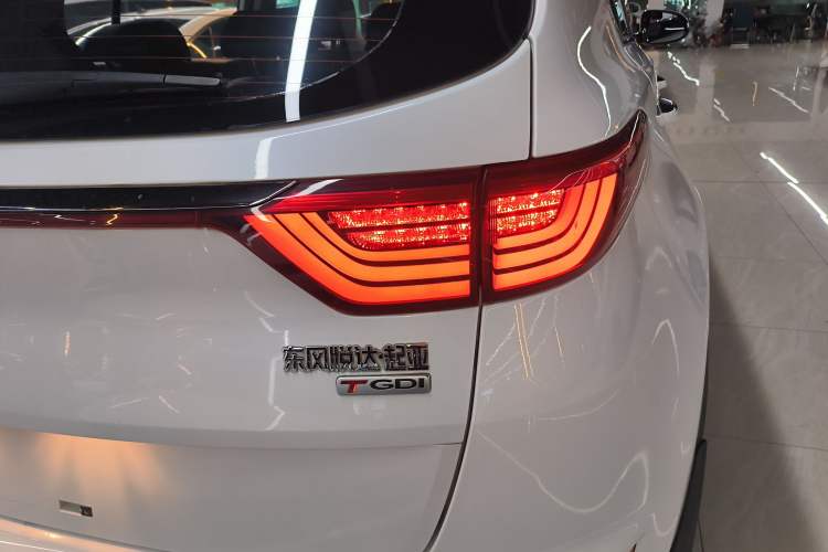 Used Kia KX5 2016 1.6T Automatic Two-Wheel Drive DLX Right Rear Taillight