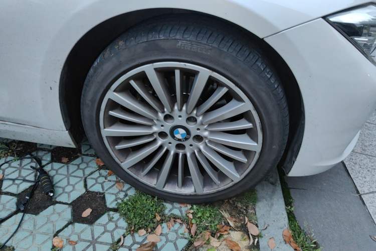 Used BMW 3 Series 2018 320Li Fashion Model Right Front Wheel Hub