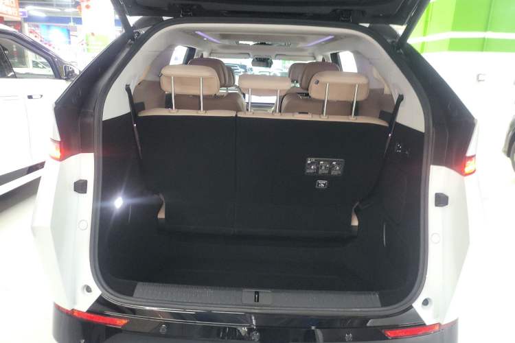 Used XPeng X9 2024 702 Ultra-Long Range Max
