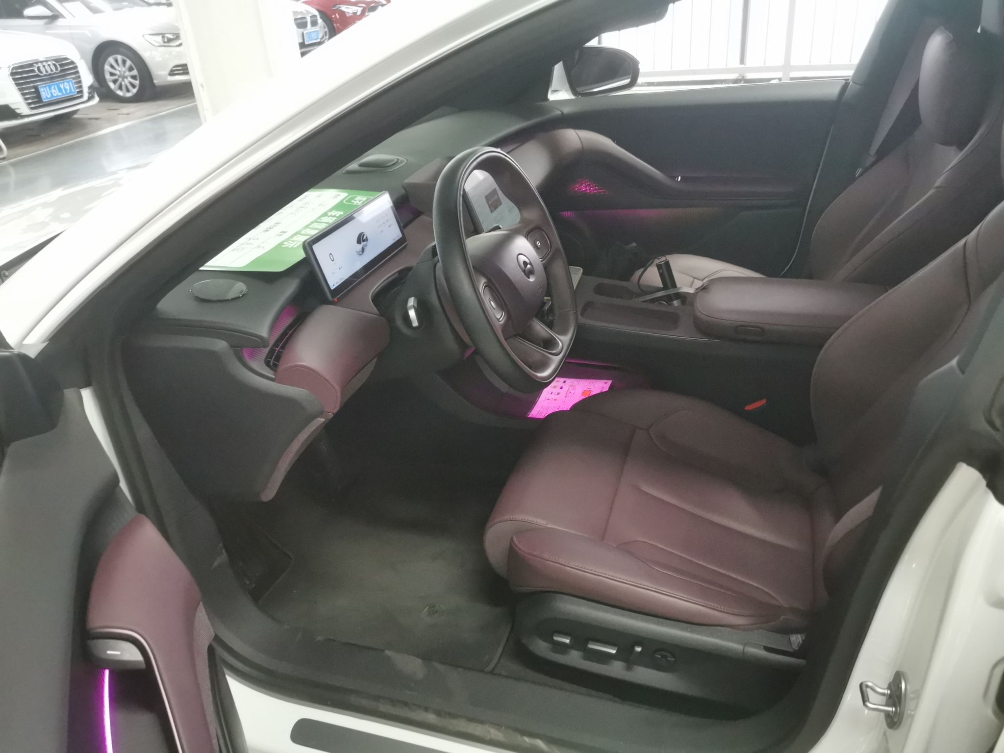 المقاعد الأمامية داخل السيارة