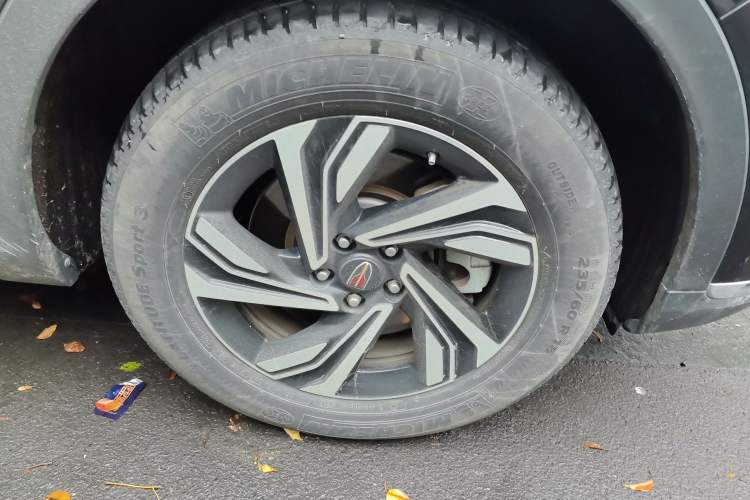 Used Hongqi HS5 2022 2.0T Smart Connect Flagship Edition Right Front Wheel Hub