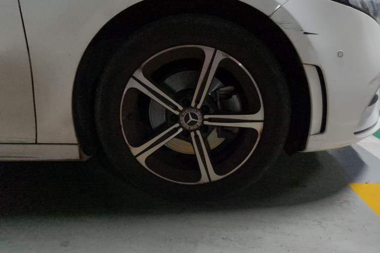 Used Mercedes-Benz A-Class 2022 Second Facelift A 200 L Sport Sedan Fashion Version Right Front Wheel Hub