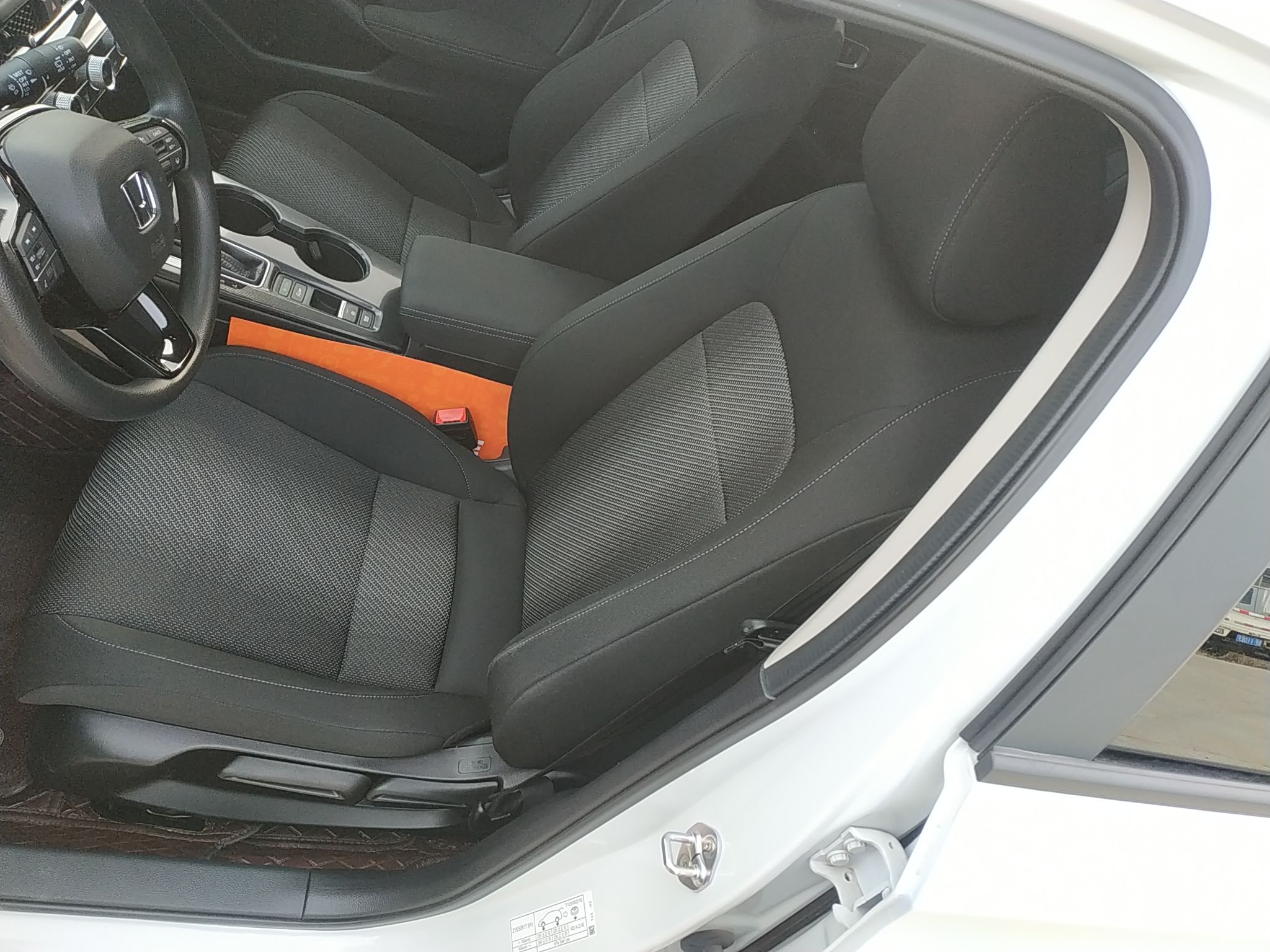 المقاعد الأمامية داخل السيارة