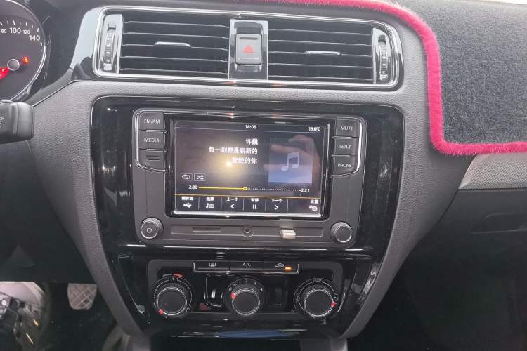 Used Volkswagen Sagitar 2017 1.6L Manual Comfort Model Audio And AC Panel