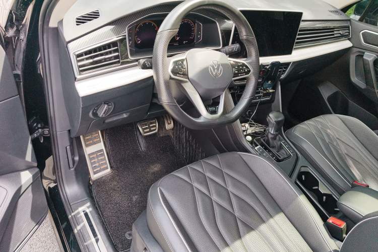 Used Volkswagen Tiguan L 2022 330TSI Automatic Two-Wheel Drive R-Line Enhanced Edition Center Console