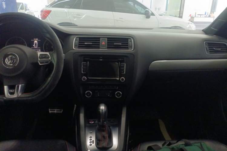 Used Volkswagen Sagitar 2013 2.0 TSI GLI Audio And AC Panel