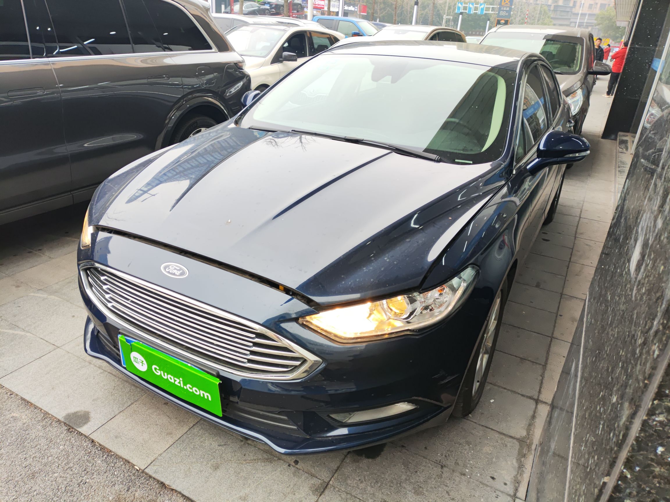 تحت مقدمة السيارة