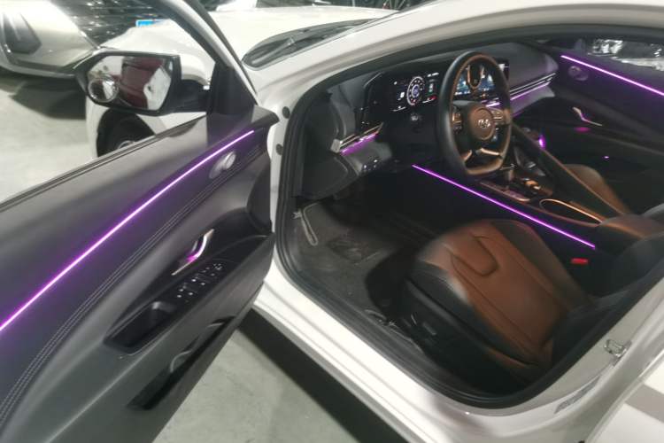 Used Hyundai Elantra 2022 1.5L CVT LUX Prestige Edition Driver Seat