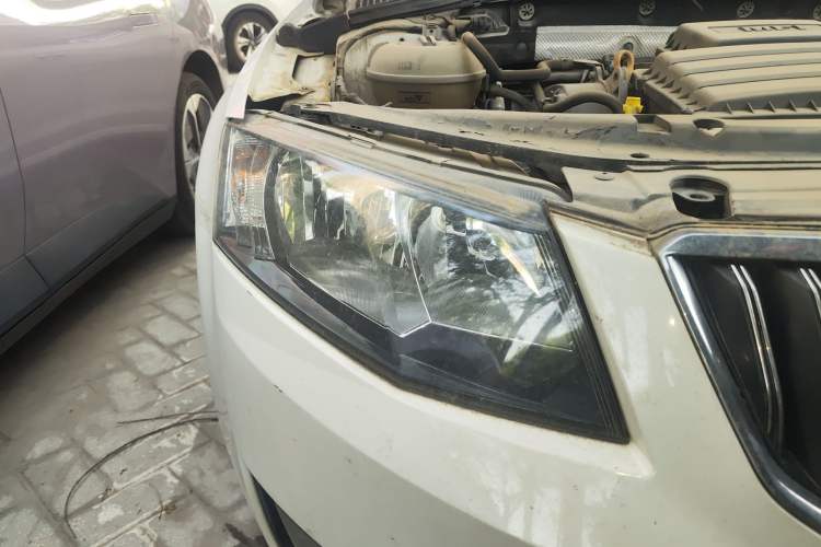 Used Skoda Octavia 2015 1.6L Automatic Yijie Edition Right Front Headlight