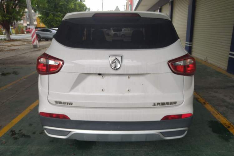 Used Baojun 510 2017 1.5L manual Comfort trim Rear