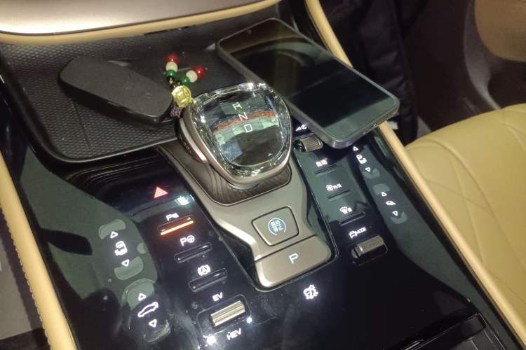 Used Denza D9 2022 DM-i 970 Four-Wheel Drive Prestige Model
