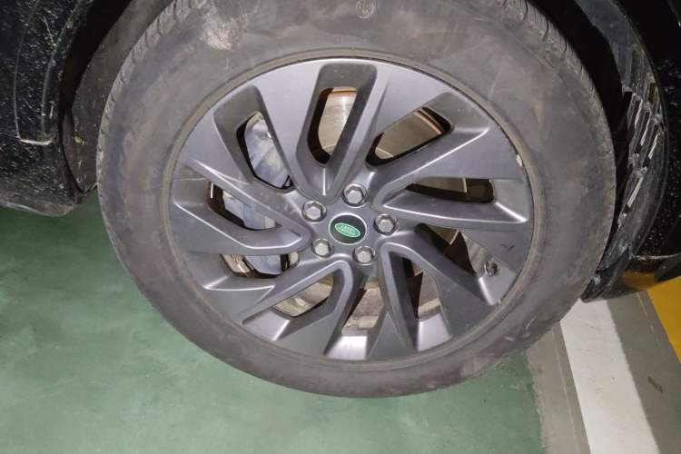 Used Land Rover Discovery 2023 Revised Version 360 PS R-Dynamic S Right Front Wheel Hub