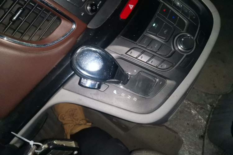 Used JAC Group Refine M5 2016 2.0T Gasoline Automatic Business Edition Gear Lever