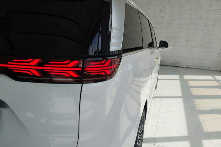 Used Denza D9 2022 DM-i 970 Four-Wheel Drive Flagship Model
