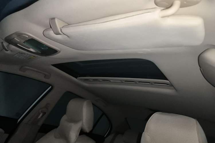 Used Roewe 350 2015 1.5L Automatic Luxury Sunroof Edition