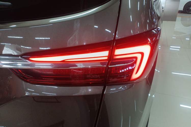 Used Buick GL8 2023 Facelifted Land Cruiser Executive Luxury Version
