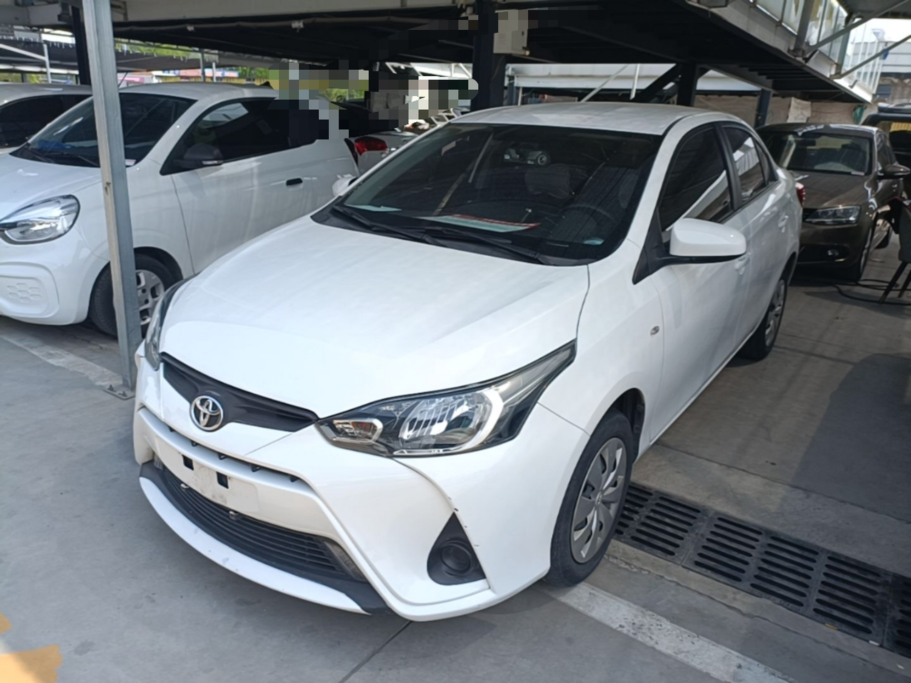 Под передней частью автомобиля