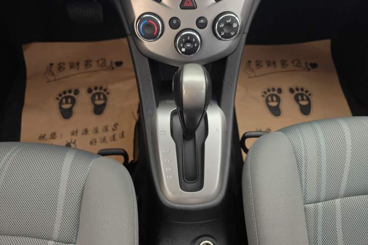 Used Chevrolet Aveo Sonic 2014 Sedan 1.4SL AT Stylish Sunroof Edition Gear Lever