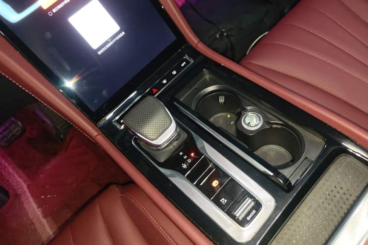 Used Hongqi H5 2025 2.0T Automatic Xuan Ying Edition Gear Lever