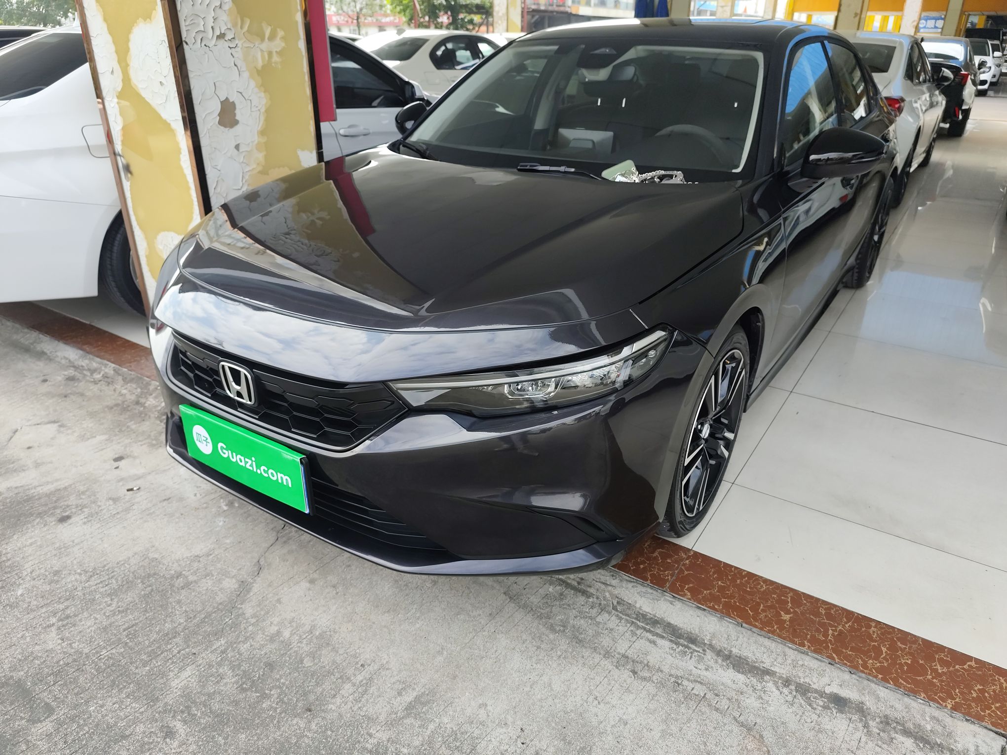 Под передней частью автомобиля