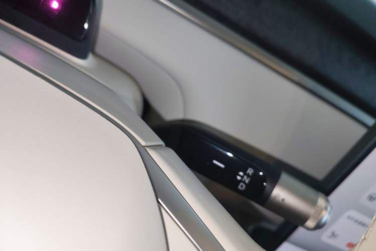 Used ONVO Luxeed L90 2025 Model—Max Six-Seater Version Gear Lever