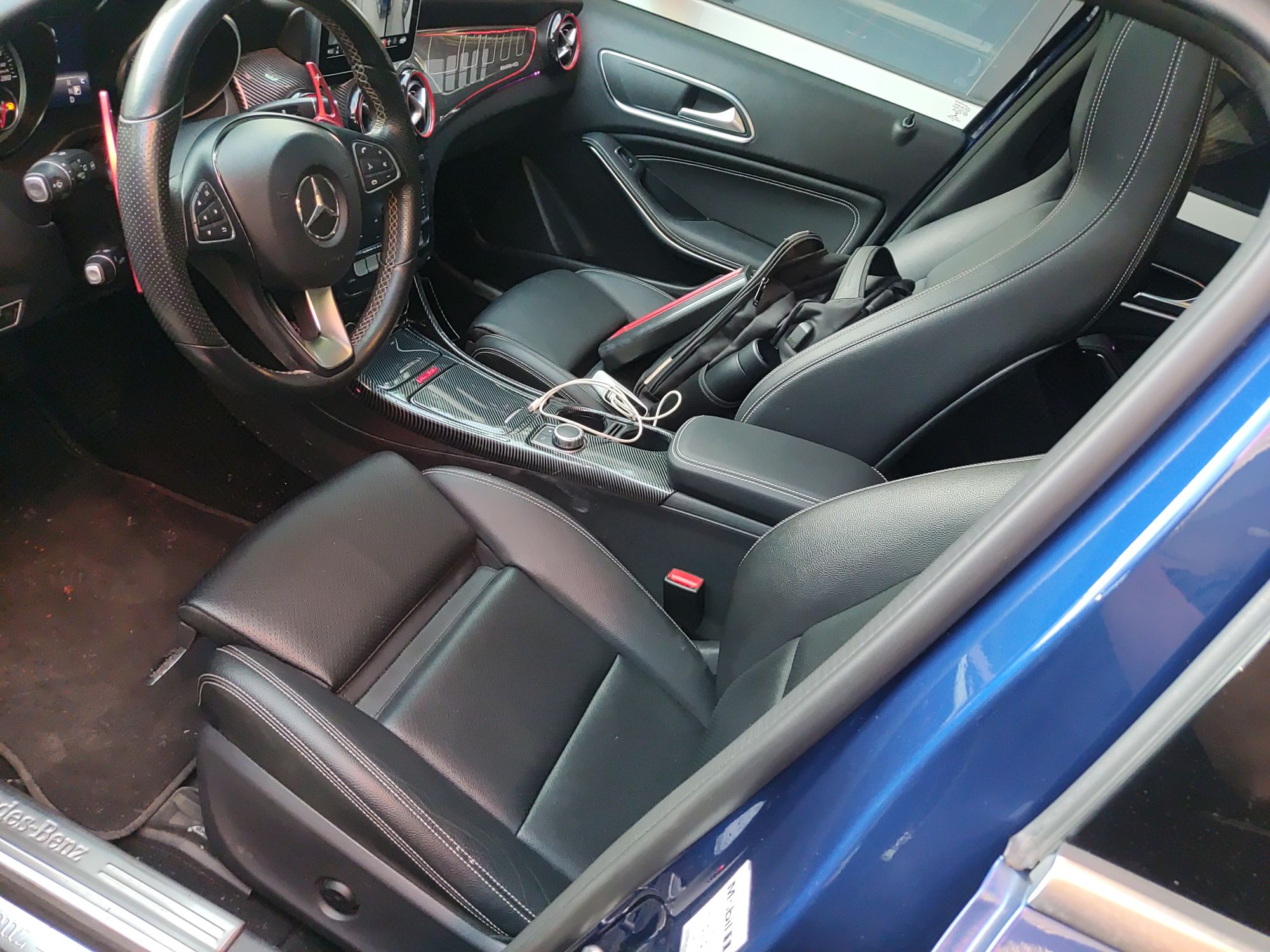 المقاعد الأمامية داخل السيارة