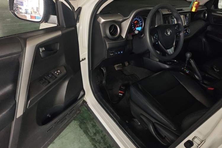 Used Toyota RAV4 2016 2.0L CVT Two-Wheel Drive Fashion Edition China V Standard