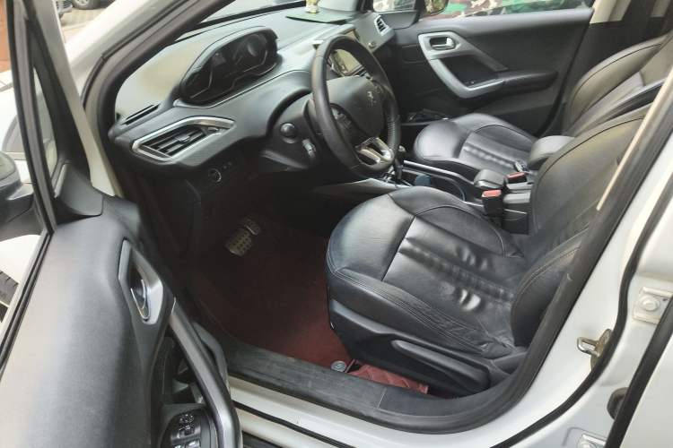 Used Peugeot 2008 2015 1.6THP Automatic Navigation Edition Driver Seat