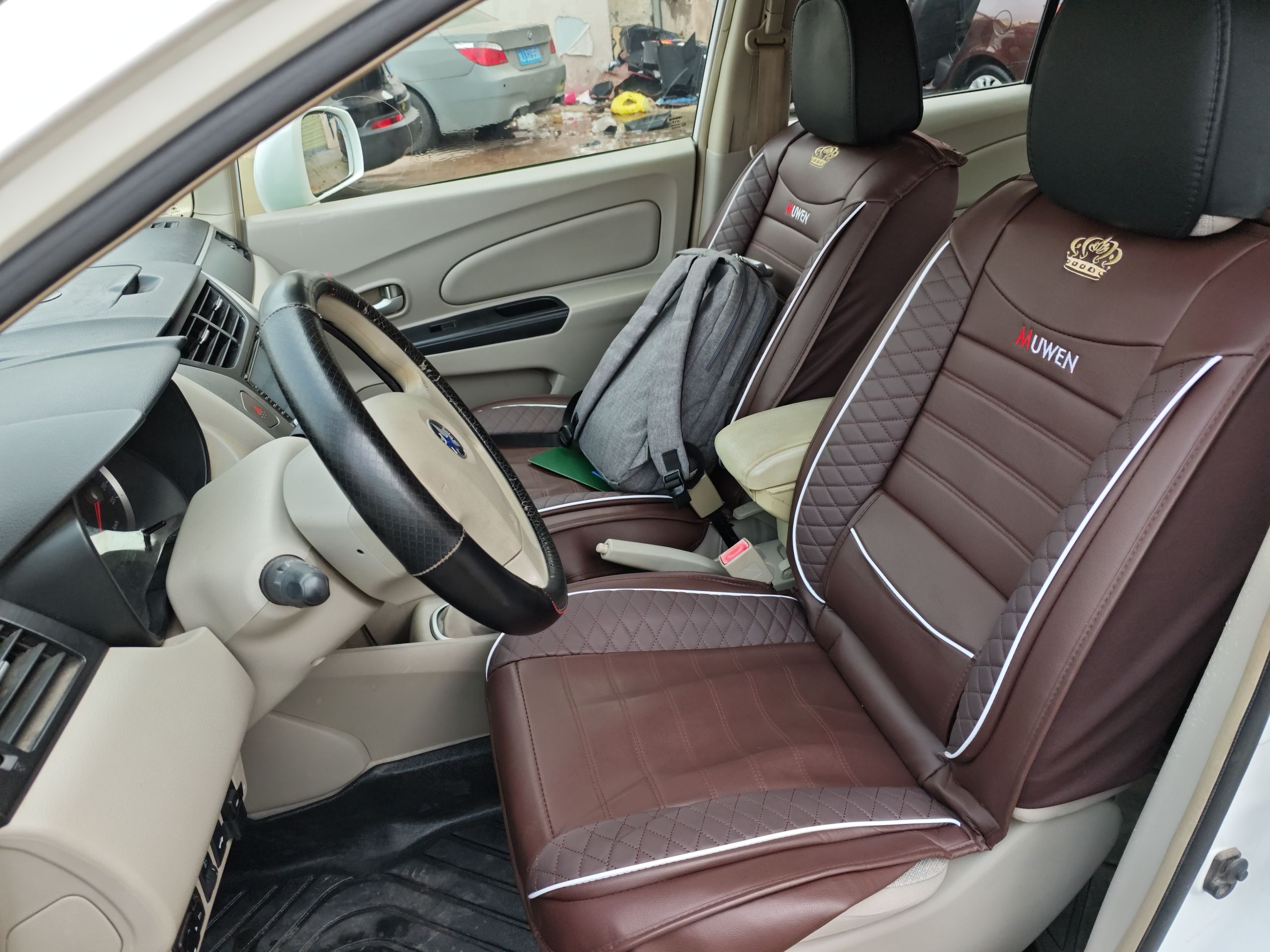 Переднее сиденье в автомобиле