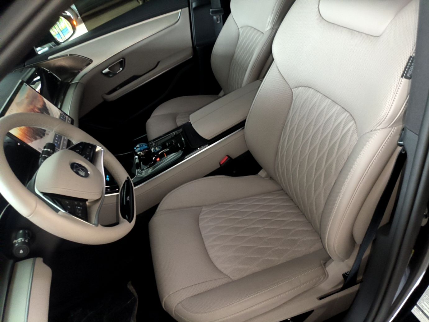 المقاعد الأمامية داخل السيارة