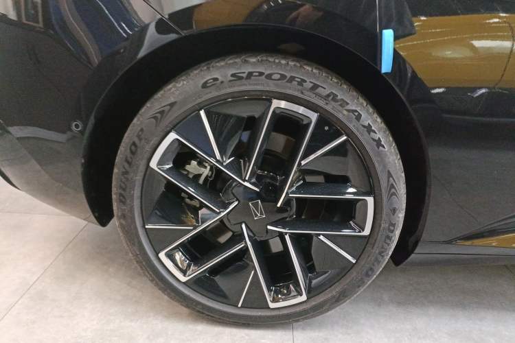 Used Avatr 12 2025 Updated Ultra All-Electric Four-Wheel Drive Exterior 5