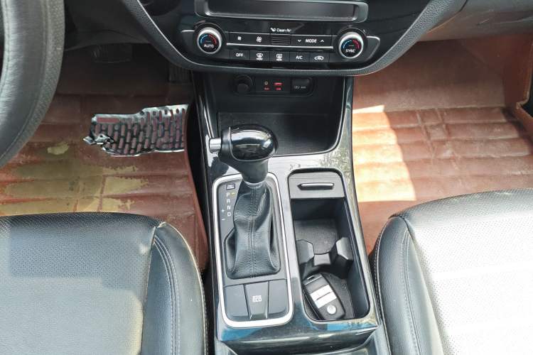 Used Kia K4 2014 1.8L Automatic DLX Gear Lever