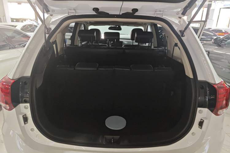 Used Mitsubishi Outlander 2020 2.4L 4x4 Zhi Xiang Edition 7-Seater Trunk