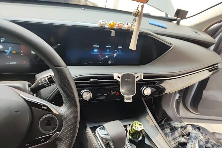 Used Dongfeng Aeolus Huge 2022 Mach Dual-Motor 1.5T MHD Dare-to-Dream Edition Audio And AC Panel