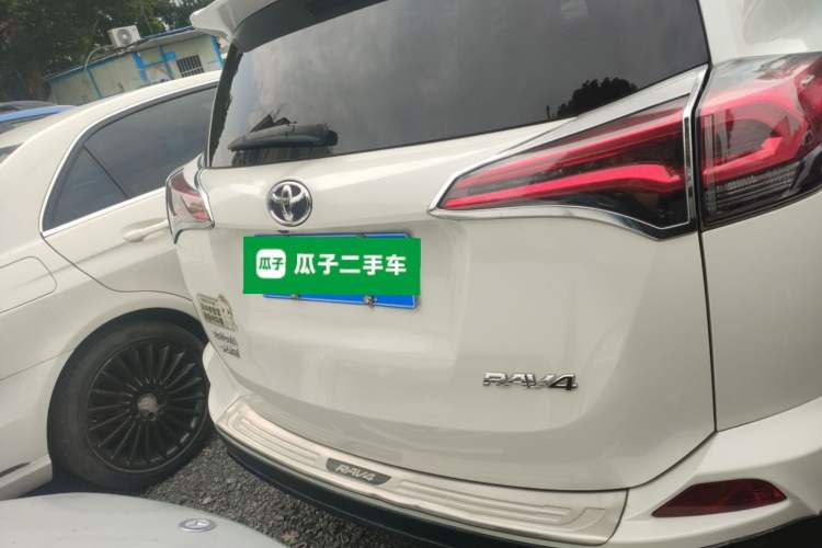 Used Toyota RAV4 2016 2.0L CVT Two-Wheel Drive Fashion Edition China V Standard
