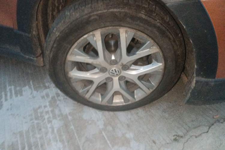Used Volkswagen Polo 2014 1.6L Cross Polo Automatic Right Front Wheel Hub
