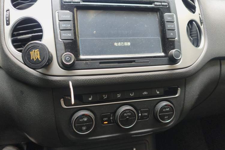 Used Volkswagen Tiguan 2015 1.8TSI Automatic Two-Wheel Drive Luxury Model Audio And AC Panel