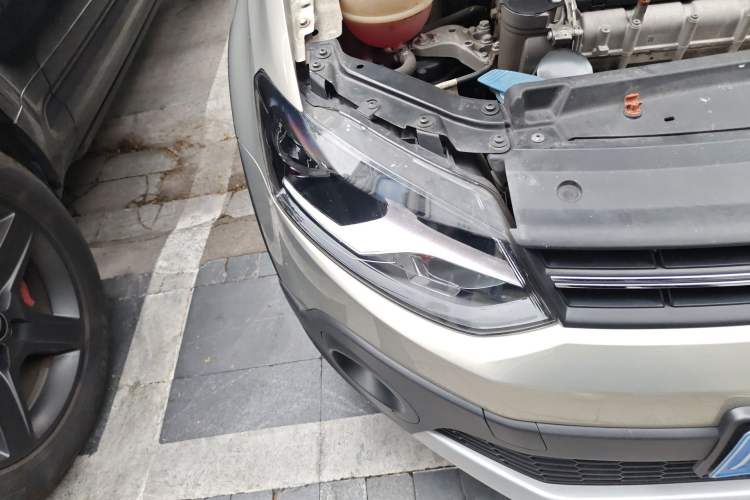 Used Volkswagen Polo 2012 1.6L Cross Polo Automatic Transmission Right Front Headlight