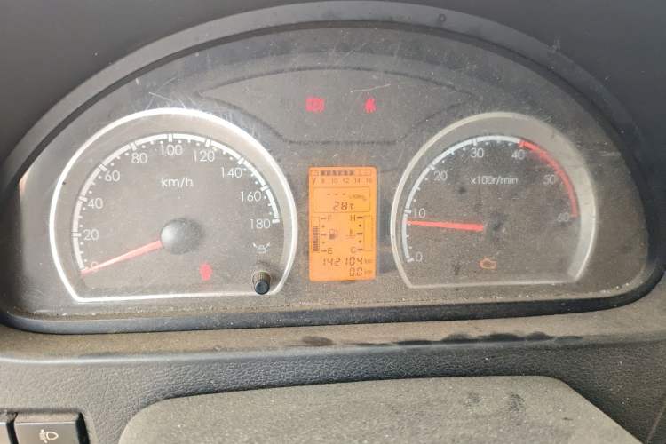 Used Dongfeng Yufeng 2018 2.3TA100 Standard Edition Logistics Vehicle Short Wheelbase Mid-Roof Design 5-9 Seater Powered by WP2.3
