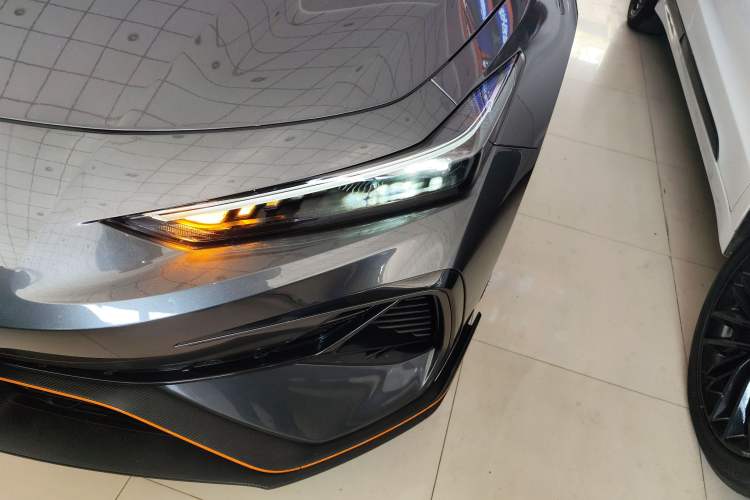 Used Changan UNI-V 2025 Model Third-Generation 2.0T Dynamic Edition