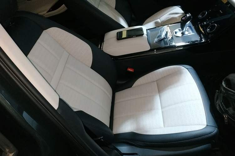 Used Land Rover Range Evoque 2021 Range Rover Velar L 249PS R-Dynamic First Edition Right Front Seat