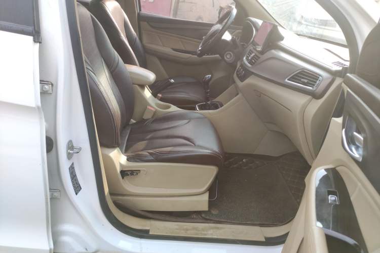 Used Baojun 730 2017 1.5T Manual Fashion Version 7 Seats China V Emission Standard Right Front Seat