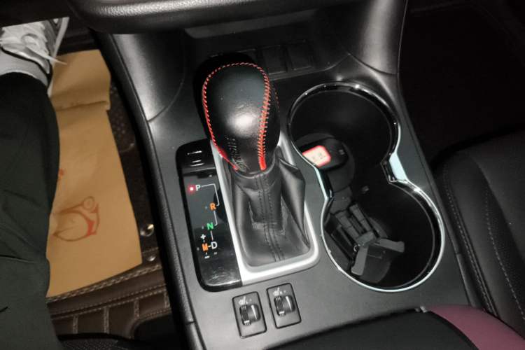 Used Toyota Highlander 2015 2.0T Two-Wheel Drive Luxury Edition 7 Seats Gear Lever