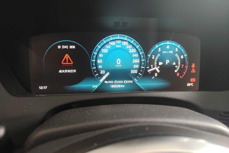 Used Jaguar XEL 2019 2.0T 200 PS Deluxe Edition Odometer Close Up