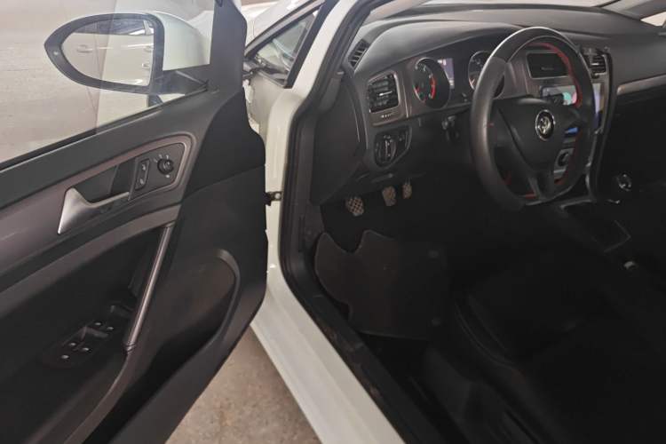 Used Volkswagen Golf 2016 1.6L Manual Fashion Edition
